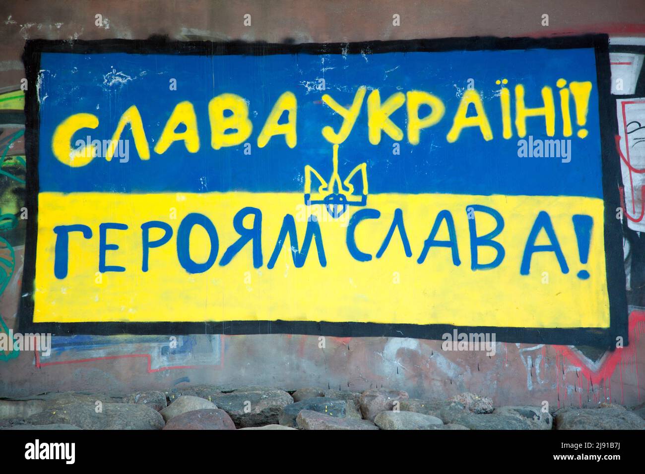 Das inoffizielle Graffiti auf einer Mauer unter der alten Stadtbrücke von Kaunas, das sagt: „Ruhm der Ukraine, Ruhm den Helden“ (Litauen). Stockfoto