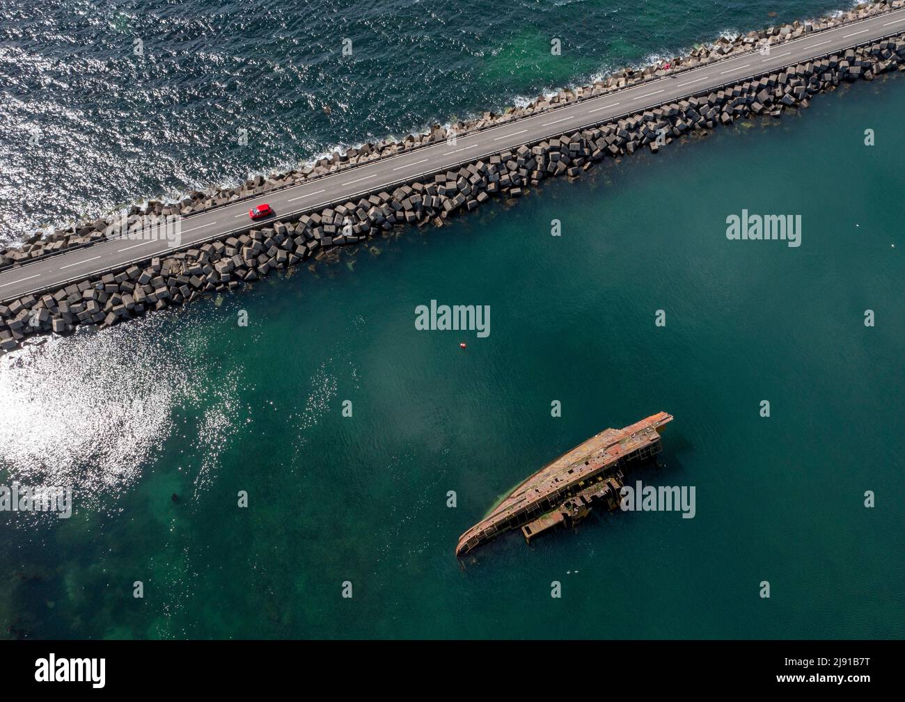 Luftaufnahme von Churchill Barrier No. 3 und „Blockschiff“ teilweise unter Wasser. Die Barriere verbindet Schlimps Holm und Burray, Orkney Islands, Schottland Stockfoto