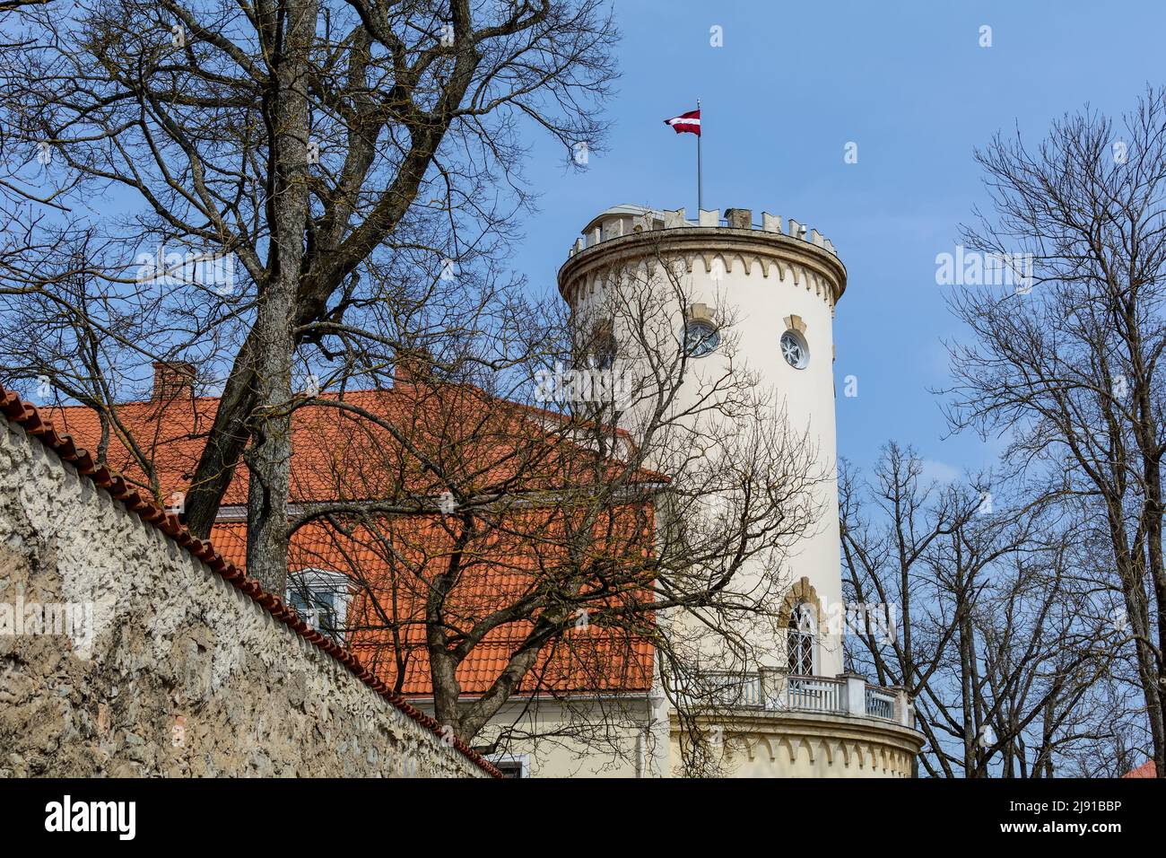 Der Turm des Schlosses Cesis, Lettland. Der Turm des Herrenhauses Lademaher ist mit Bogenarkaden geschmückt und die Öffnungen sind die erste der Exa Stockfoto