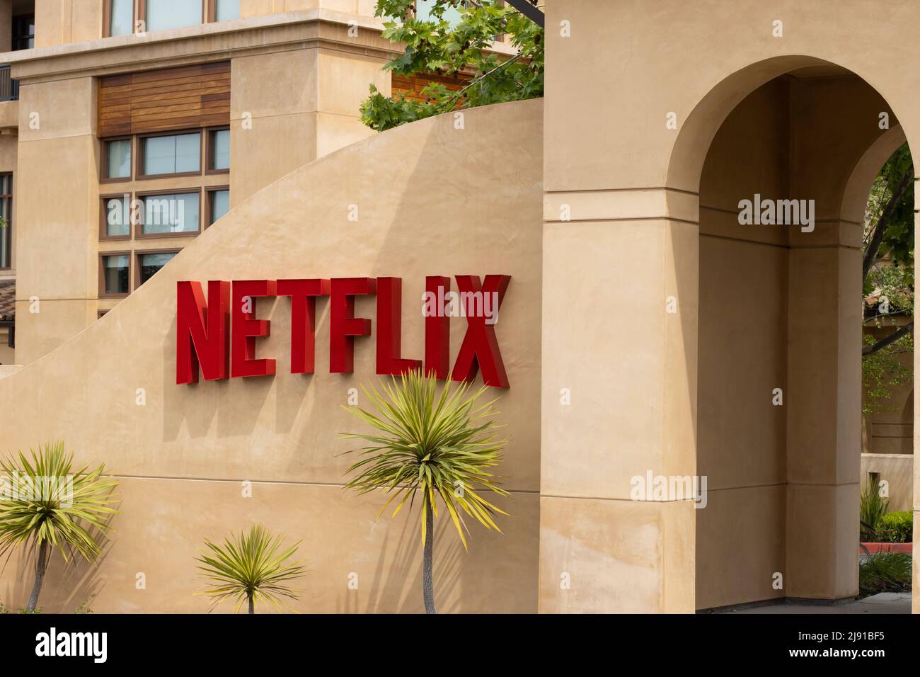 Das Netflix-Logo ist am Donnerstag, den 5. Mai 2022, am Haupteingang des Netflix-Hauptsitzes in Los Gatos, Kalifornien, zu sehen. Stockfoto