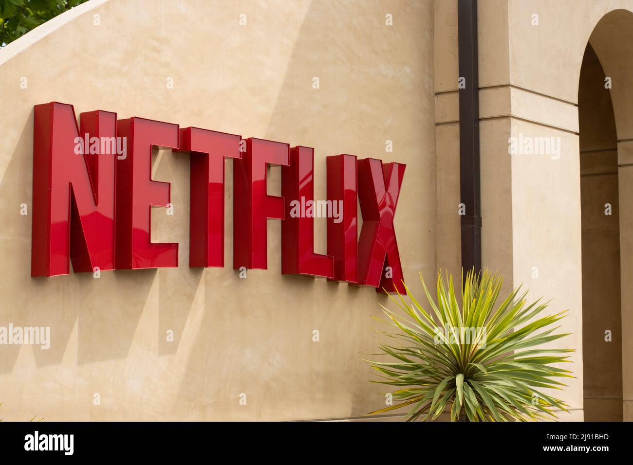 Das Netflix-Logo ist am Donnerstag, den 5. Mai 2022, am Haupteingang des Netflix-Hauptsitzes in Los Gatos, Kalifornien, zu sehen. Stockfoto