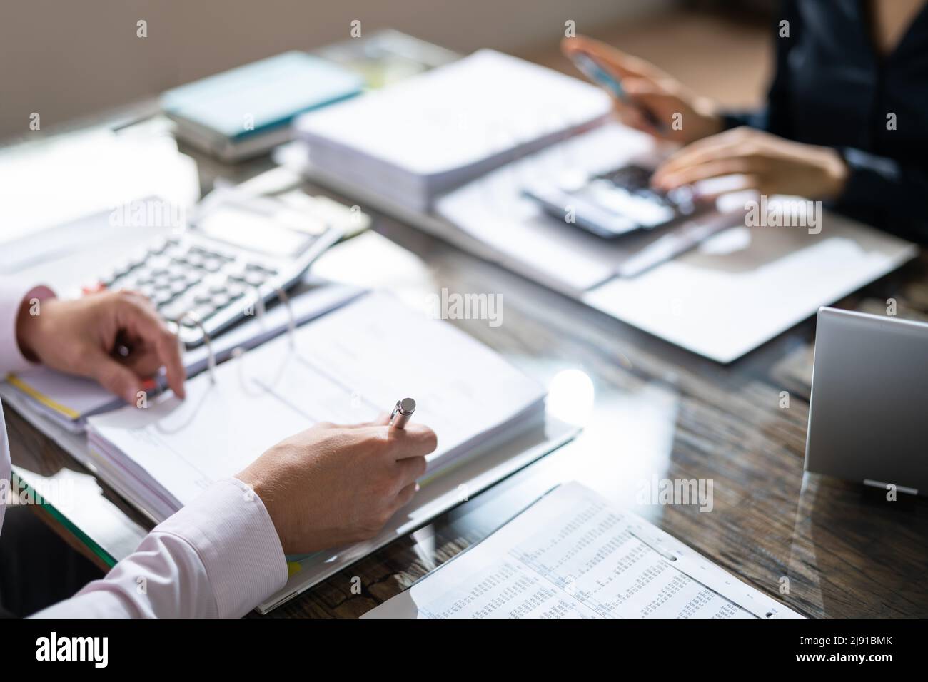 Zwei Kollegen Berechnung der Steuer im Büro Stockfoto