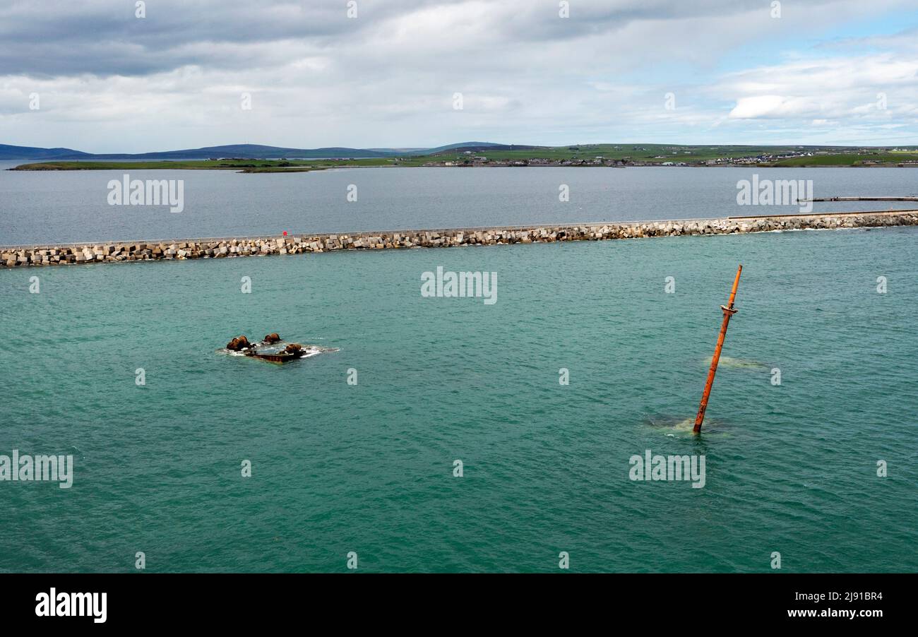 Luftaufnahme der Churchill Barrier No.2, die Lamb Holm verbindet und Holm, Orkney-Inseln, Schottland, erblickt. Stockfoto