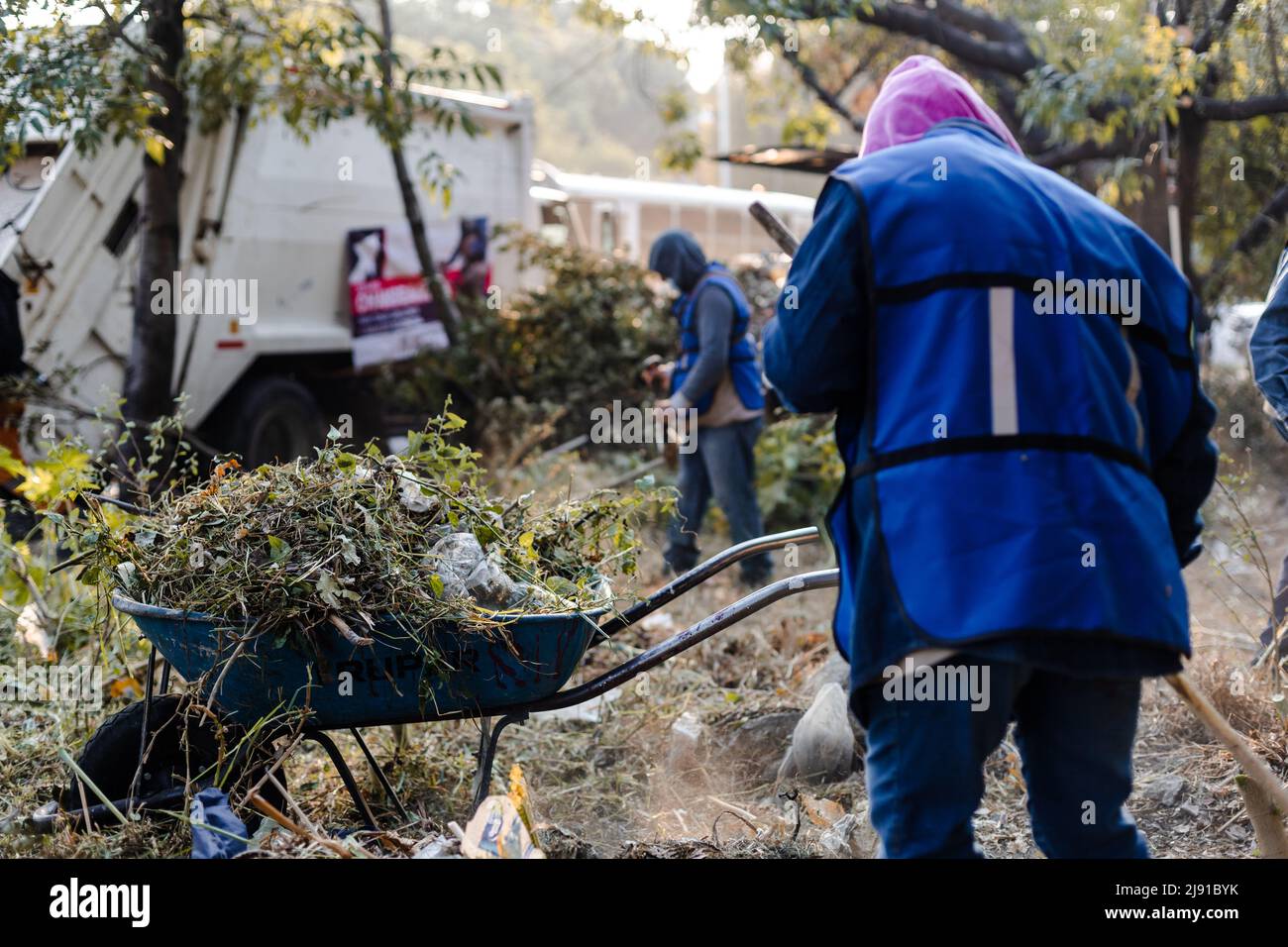 Nachbarn führen einen Reinigungstag in einer Schlucht in der Stadt Puebla durch Stockfoto