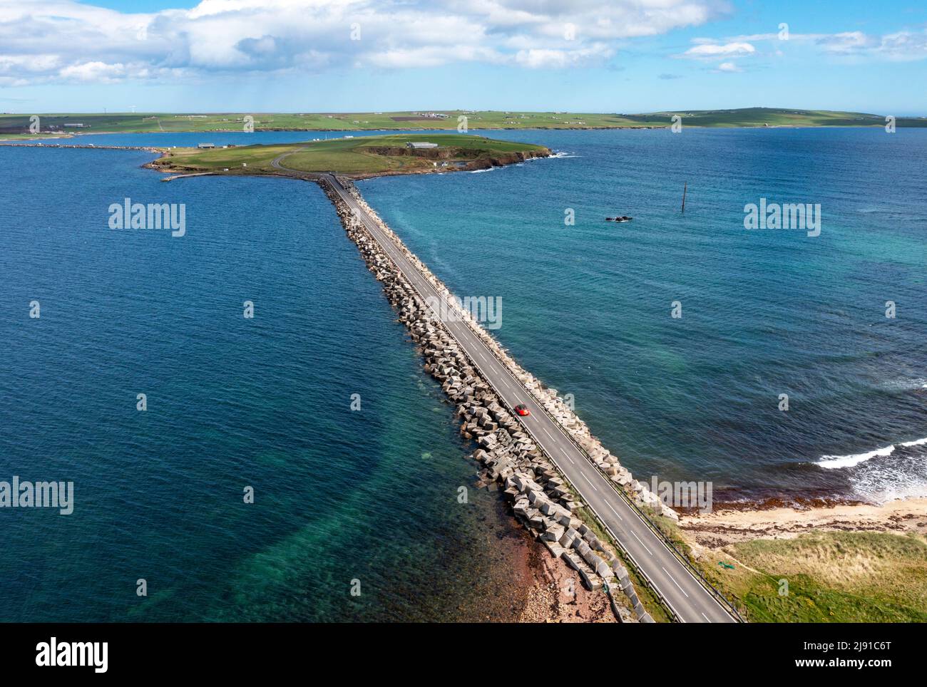 Luftaufnahme der Churchill Barrier No.2, die Lamb Holm verbindet und Holm, Orkney-Inseln, Schottland, erblickt. Stockfoto