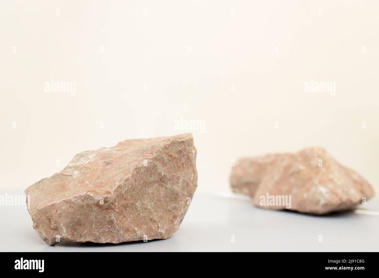 Leerer Natur Stein Podium Minimalismus auf hellbeigem Hintergrund. Platz kopieren, für Text platzieren Stockfoto