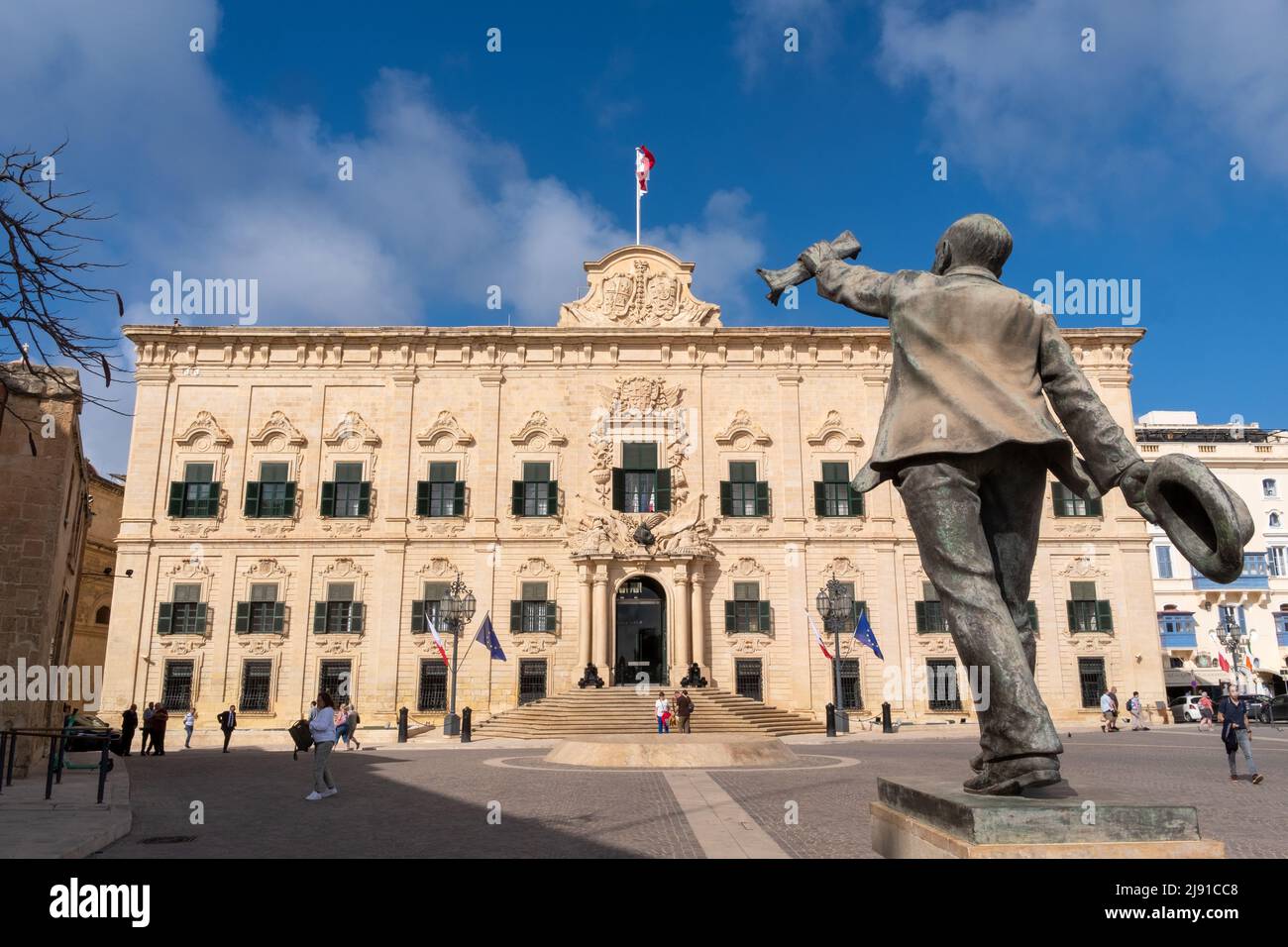 Statue von Manuel Dimech mit Auberge de Castille im Hintergrund, Platz von Castille mit Valletta, Malta Stockfoto