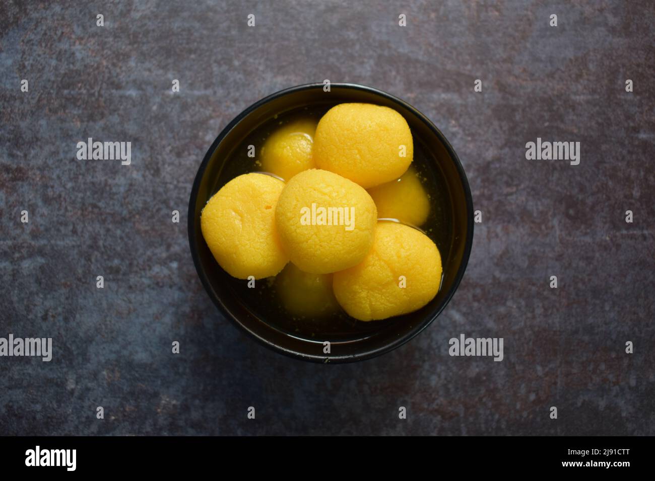 Rajbhog Indian Sirupy Dessert aus Quark gemacht Stockfoto