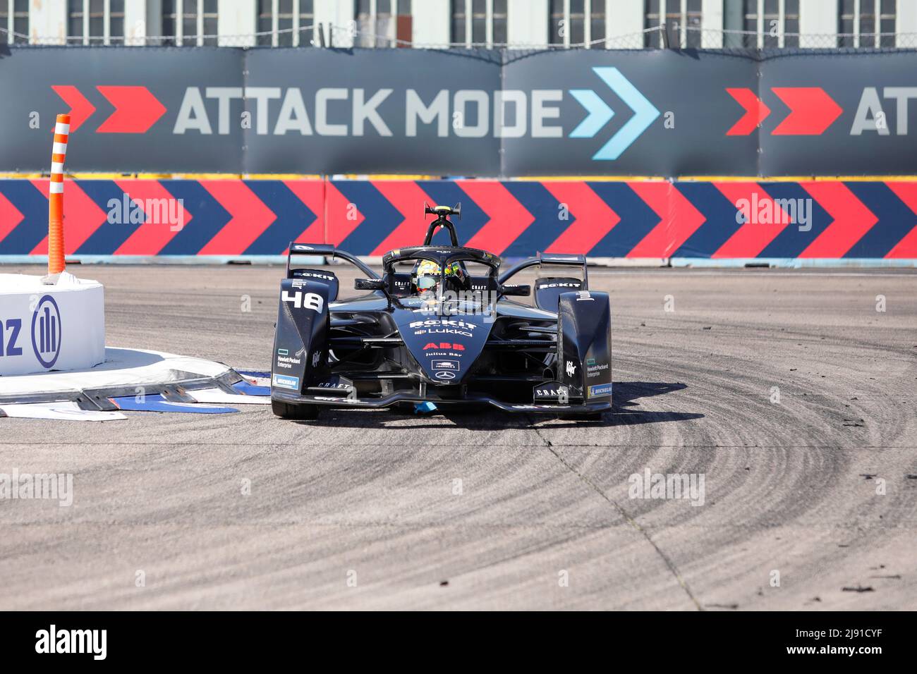 Berlin, 15.. Mai 2022. 2022 Shell Recharge Berlin E-Prix, Runde 8 der ABB FIA Formel E Weltmeisterschaft 2021-22, Tempelhof Airport Circuit in Berlin, Deutschland im Bild: #48 Edoardo MORTARA (SWI) von ROKIT Venturi Racing © Piotr Zajac/Alamy Live News Stockfoto
