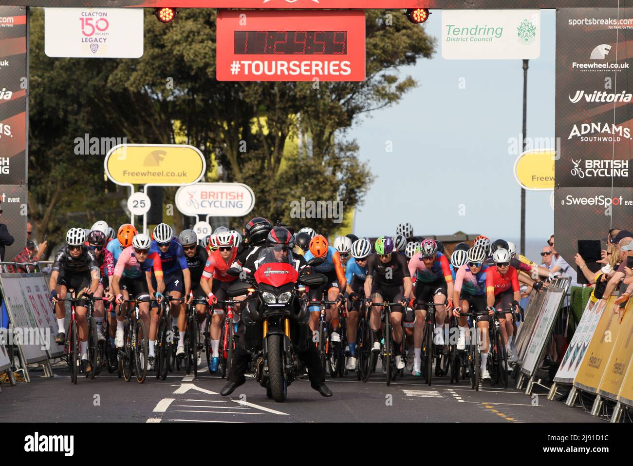 Clacton-on-Sea, Großbritannien. 19. Mai 2022. Radsportveranstaltung Tour Series 2022 rund 5 in Clacton-on-Sea, Essex. Das Herrenrennen beginnt. Die Tour Series ist die führende Rennstrecke Großbritanniens, bei der jede Runde aus einem Rennen mit einer Dauer von einer Stunde und weiteren fünf Runden besteht. Die Gewinner sind diejenigen mit den meisten Punkten, die in den Runden gesammelt wurden. Kredit: Eastern Views/Alamy Live Nachrichten Stockfoto