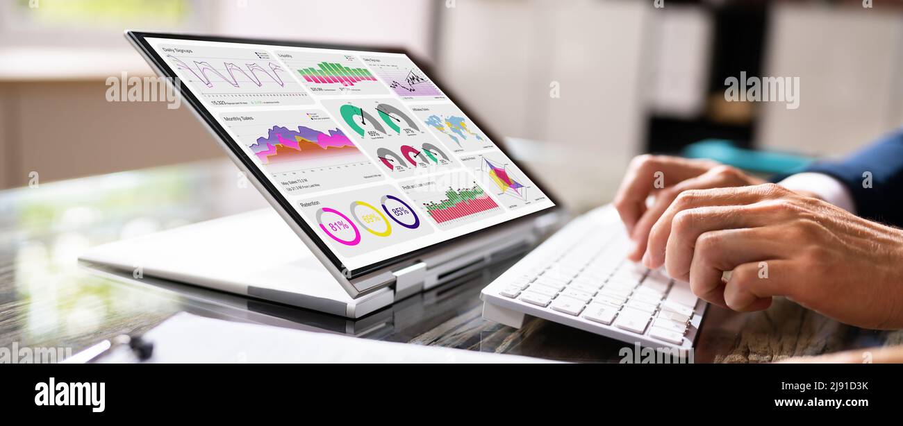 Nahaufnahme der Geschäftsmann Hand Zeigt das Balkendiagramm auf dem Laptop Bildschirm über Weiß Schreibtisch am Arbeitsplatz Stockfoto