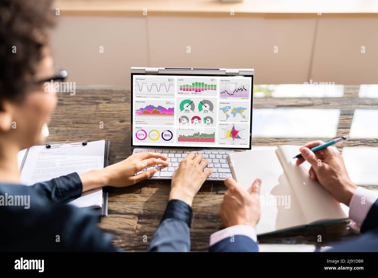 Finanzanalyst Mit Bildschirm Für Konvertible Laptops Mit Grafiken Stockfoto