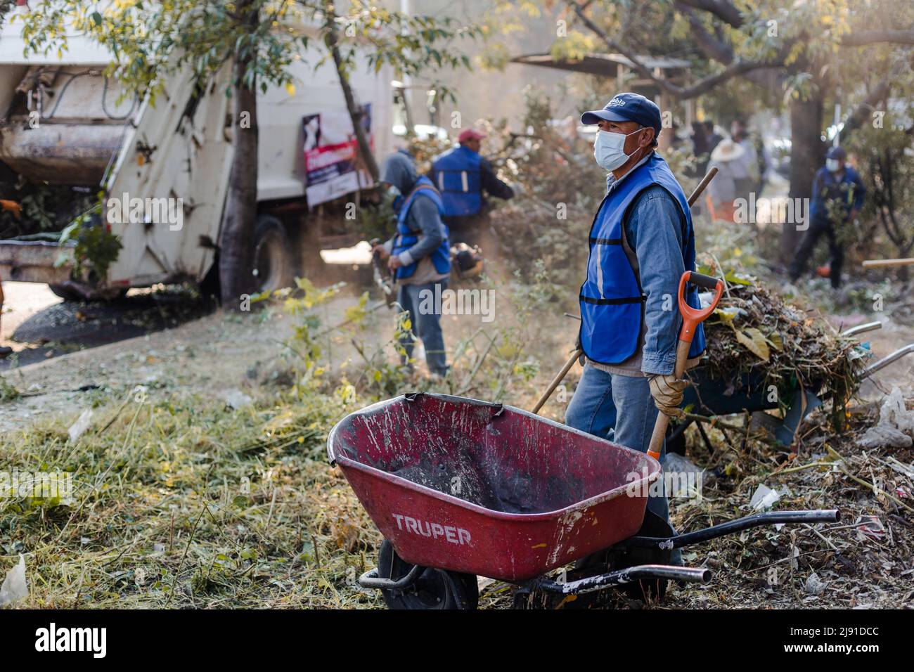 Nachbarn führen einen Reinigungstag in einer Schlucht in der Stadt Puebla durch Stockfoto