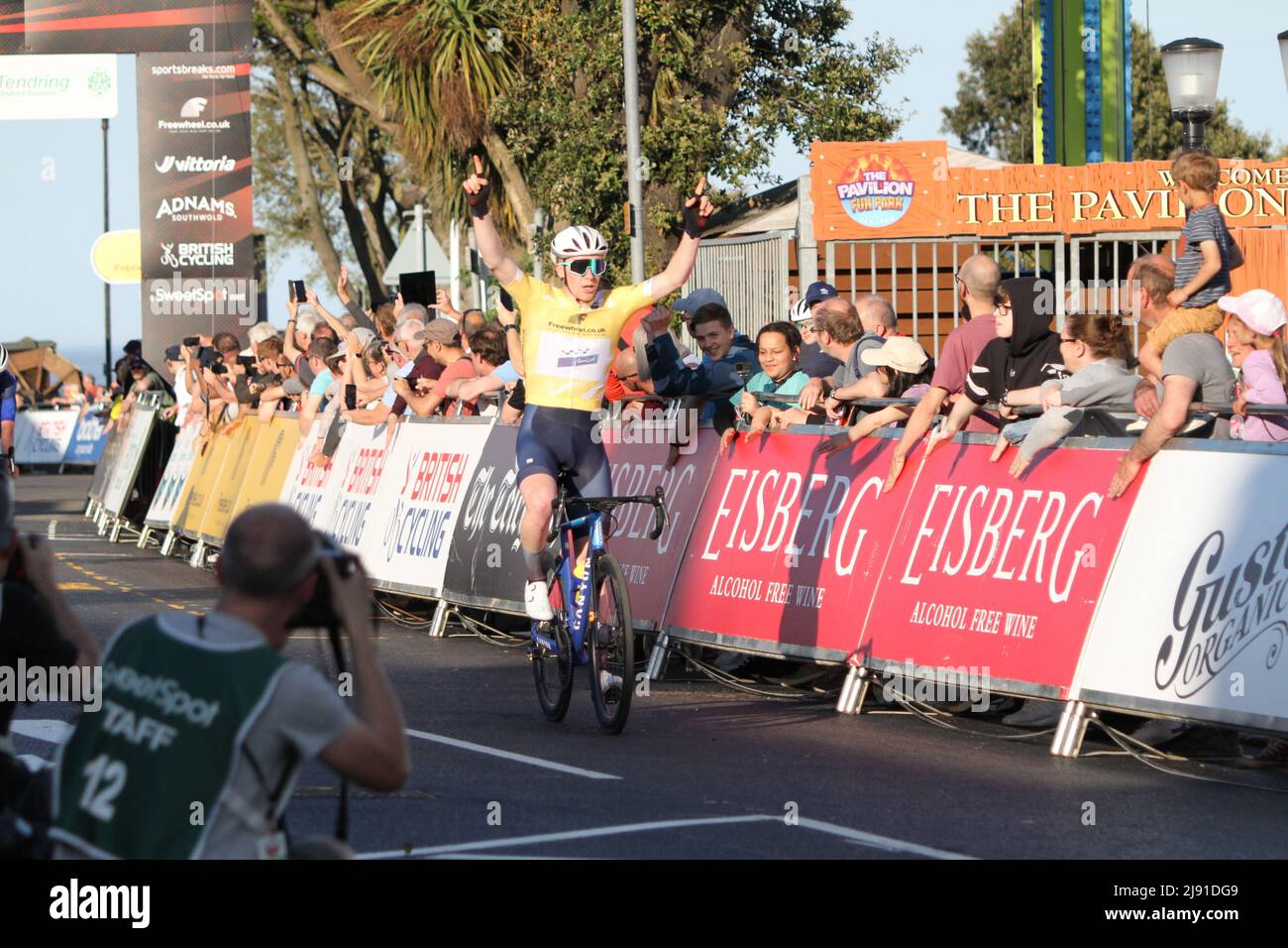 Clacton-on-Sea, Großbritannien. 19. Mai 2022. Radsportveranstaltung Tour Series 2022 rund 5 in Clacton-on-Sea, Essex. Matthew Bostock vom Team WiV Sungod gewinnt Runde 5 des Herrenrennens. Er fuhr auch die schnellste Rundenzeit und gewann alle drei Sprints während des Rennens. Die Tour Series ist die führende Rennstrecke Großbritanniens, bei der jede Runde aus einem Rennen mit einer Dauer von einer Stunde und weiteren fünf Runden besteht. Die Gewinner sind diejenigen mit den meisten Punkten, die in den Runden gesammelt wurden. Kredit: Eastern Views/Alamy Live Nachrichten Stockfoto