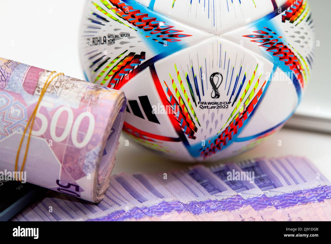 Doha, Katar - 19. Mai 2022: Qatar Bank Note 500 Riyal mit FIFA Fußball-Weltmeisterschaft 2022l auf weißem Hintergrund Stockfoto