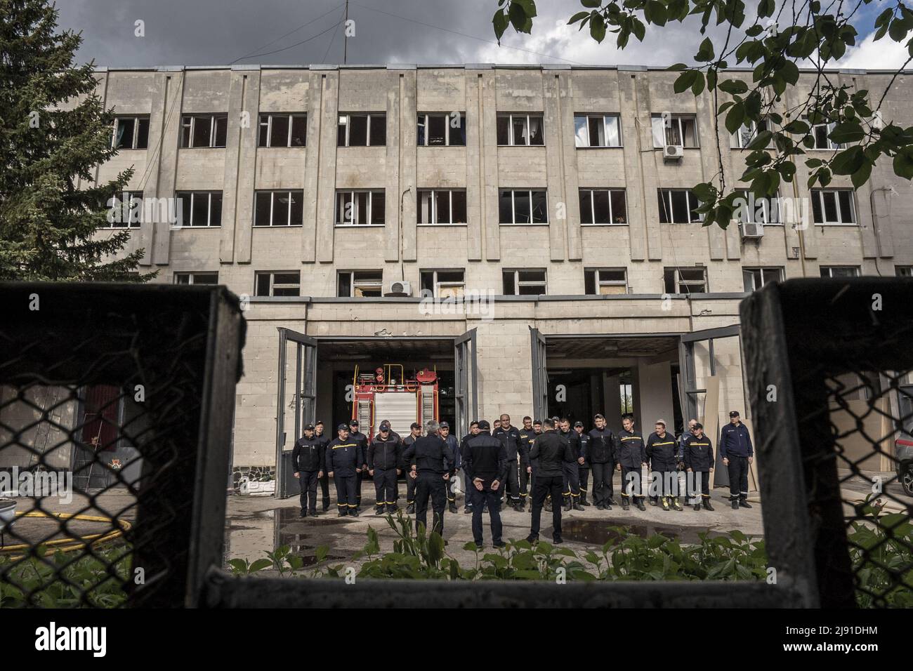 Charkiw, Ukraine. 19.. Mai 2022. Feuerwehrmänner führen einen Schichtwechsel in einer Feuerwache durch, nachdem sie heute Morgen sehr früh von russischen Beschuss in Charkiw getroffen wurde, Mittwoch, 18. Mai 2022. Finnland und Schweden reichten am frühen Mittwoch formell Anträge für den Beitritt zum NATO-Militärbündnis ein, was die jahrzehntelange militärische Neutralität der nordischen Nationen nach dem russischen Krieg in der Ukraine beendete. Foto von Ken Cedeno/UPI Credit: UPI/Alamy Live News Stockfoto