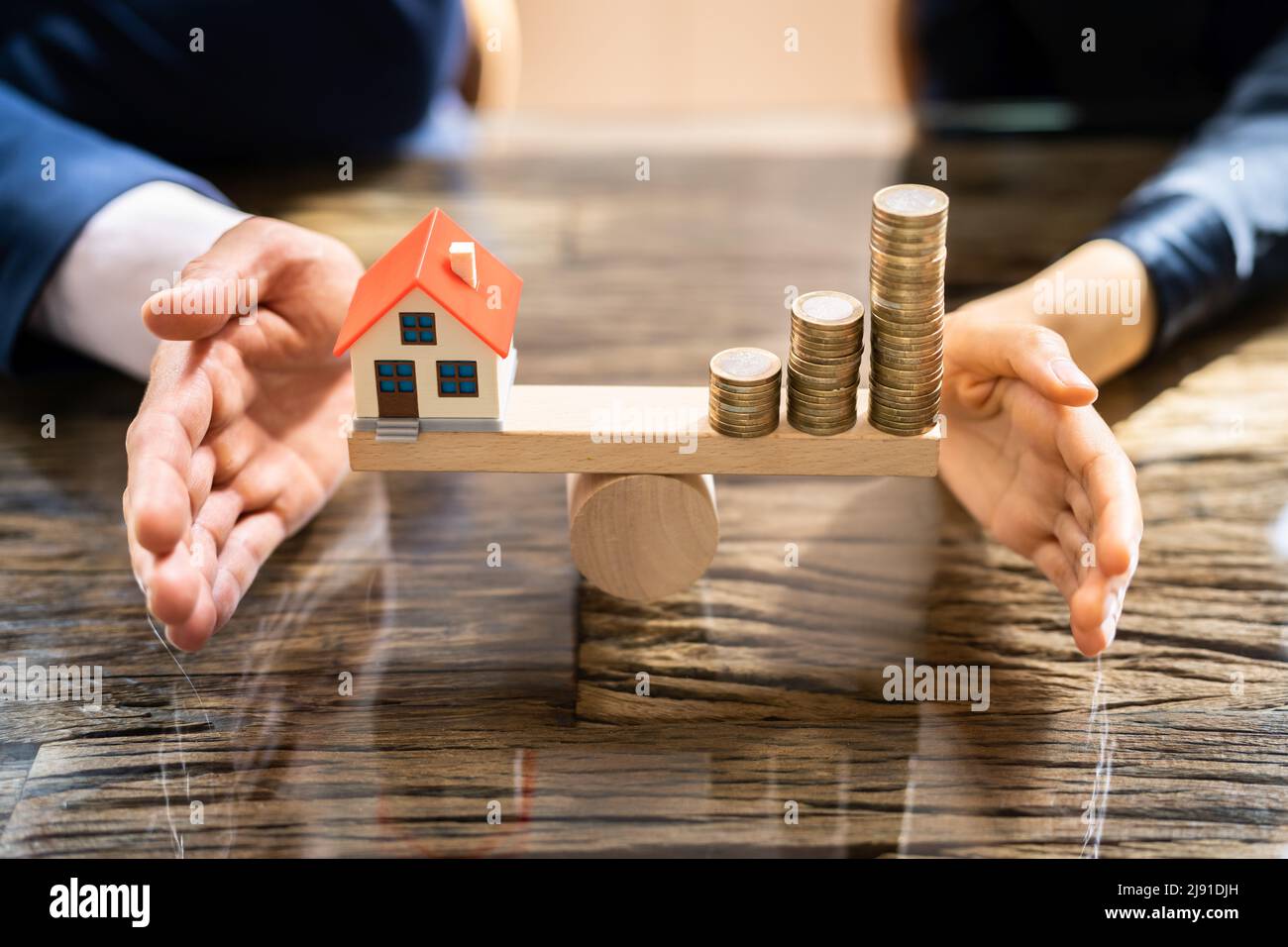 Immobilien-Haus Geld Gleichgewicht Im Maßstab Stockfoto