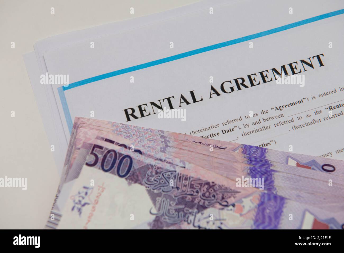 Mietvertrag für die Einreichung in und Schlüssel mit Qatar Bank Note 500 Riyal. Stockfoto