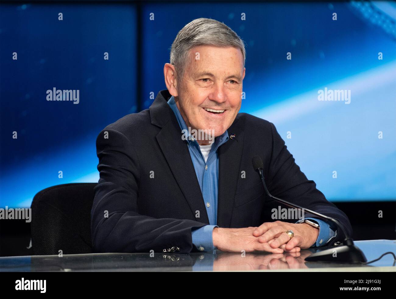 Cape Canaveral, Vereinigte Staaten von Amerika. 18. Mai 2022. NASA-assoziierter Administrator Bob Cabana antwortet auf eine Frage während einer Pressekonferenz vor dem Start der United Launch Alliance ATLAS V-Rakete, die das Boeing CST-100 Starliner-Raumschiff an Bord des Kennedy Space Center am 18. Mai 2022 in Cape Canaveral, Florida, trägt. Der Orbital Flight Test-2 wird der zweite ungebemundete Flugtest sein und an die Internationale Raumstation andocken und voraussichtlich am 19.. Mai starten. Quelle: Joel Kowsky/NASA/Alamy Live News Stockfoto