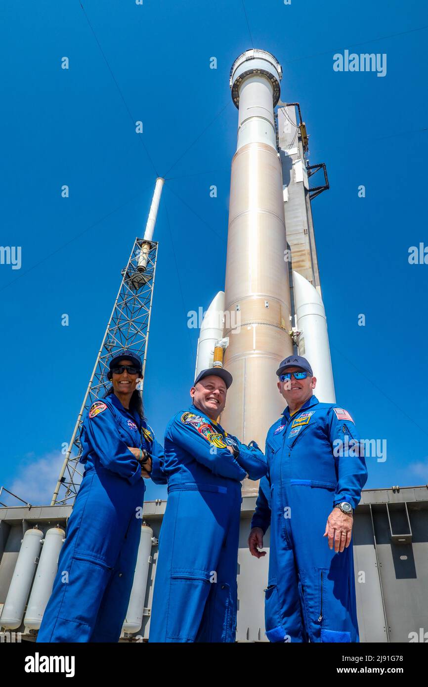 Cape Canaveral, Vereinigte Staaten von Amerika. 18. Mai 2022. Die NASA-Astronauten Sunita Williams, Mike Fincke und Barry „Butch“ Wilmore posieren mit der ATLAS V-Rakete der United Launch Alliance, die die Boeing CST-100 Starliner-Sonde im Kennedy Space Center am 18. Mai 2022 in Cape Canaveral, Florida, trägt. Der Orbital Flight Test-2 wird der zweite ungebemundete Flugtest sein und an die Internationale Raumstation andocken und voraussichtlich am 19.. Mai starten. Quelle: Joel Kowsky/NASA/Alamy Live News Stockfoto