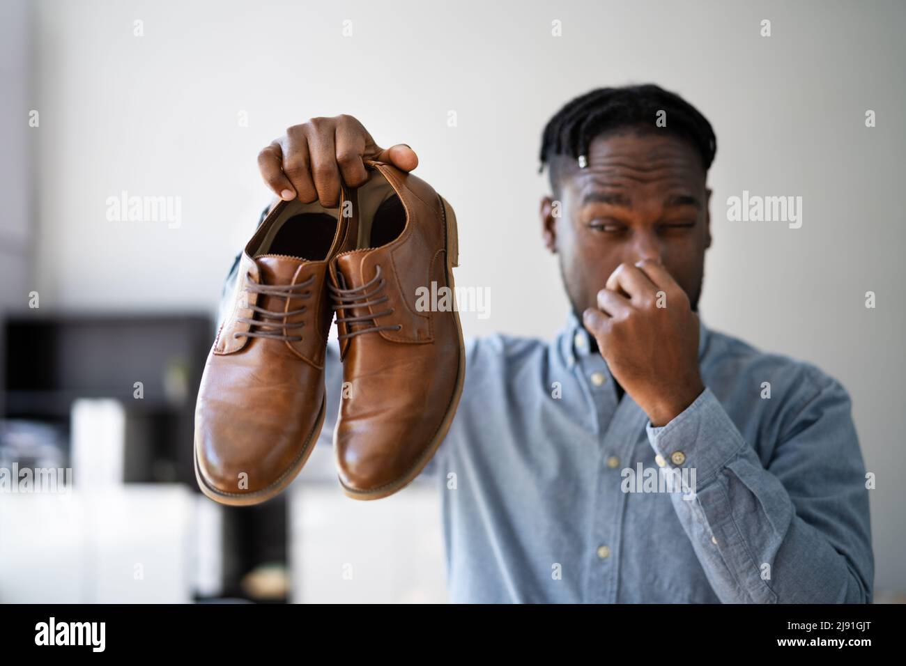 Stinkende Schuhe. Stinkende Füße Schwitzen. Fußgeruch Stockfoto