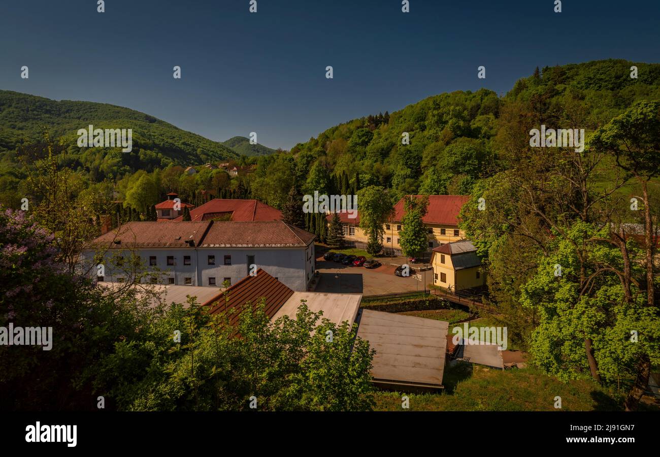 Sklene Teplice Kurort in der Mittelslowakei mit sonnigen frischen Maimorgen Stockfoto