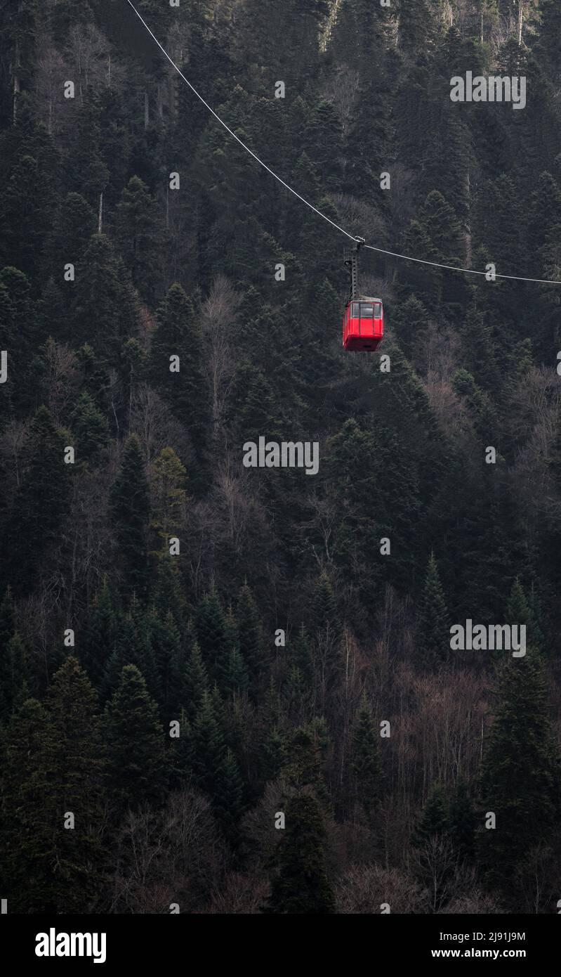 Seilbahn-Hütte in Bergen mit Wald Stockfoto