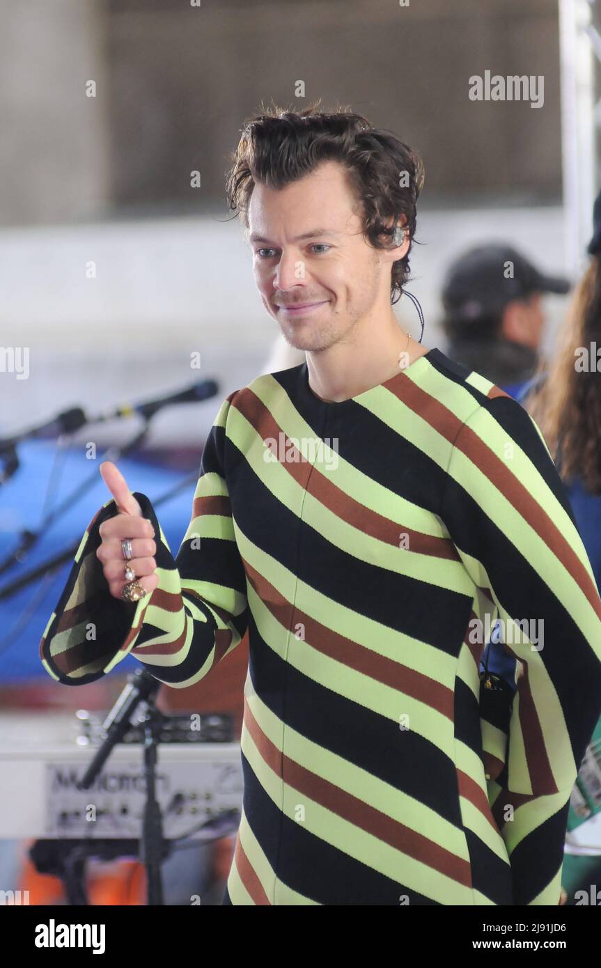 New York, Usa. 19.. Mai 2022. Harry Styles tritt bei der „Today“ TV Show Summer Concert Series im Rockefeller Center in New York City auf. (Foto von Efren Landaos/SOPA Images/Sipa USA) Quelle: SIPA USA/Alamy Live News Stockfoto
