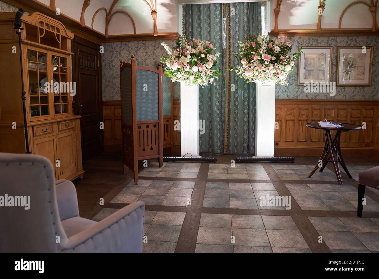 Schöner Vintage-Saal für eine Hochzeitszeremonie.Elegantes Interieur-Design mit Blumen im Vintage-Stil. Hochwertige Fotos Stockfoto