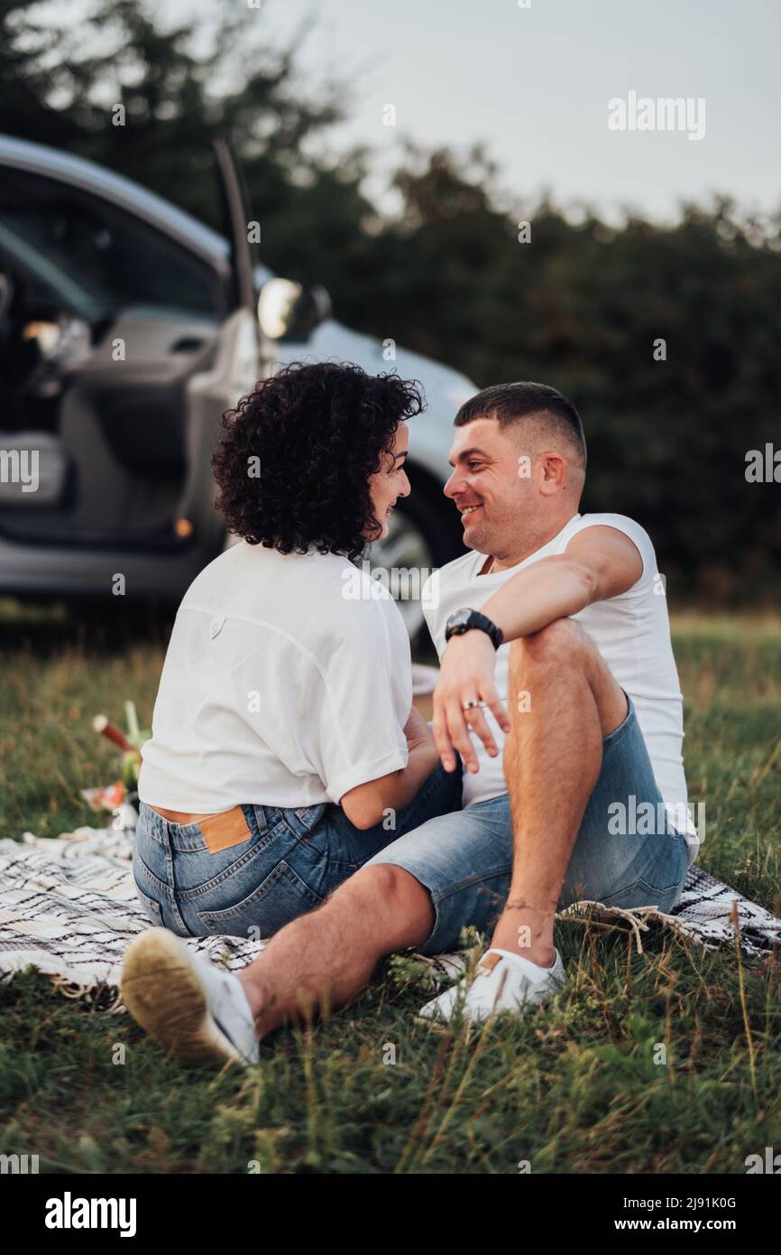 Glückliches Paar mittleren Alters, Picknick im Freien, Mann und Frau an einem romantischen Wochenende Stockfoto