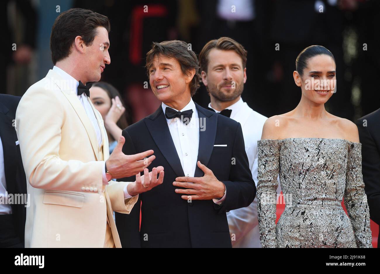 Cannes, Frankreich. 19.. Mai 2022. Die amerikanischen Schauspieler Glen Powell, Miles Teller und Tom Cruise sowie die Schauspielerin Jennifer Connelly besuchen am Mittwoch, den 18. Mai 2022, die Premiere von Top Gun: Maverick im Palais des Festivals bei den Filmfestspielen von Cannes 75. in Frankreich. Foto von Rune Hellestad/ Credit: UPI/Alamy Live News Stockfoto