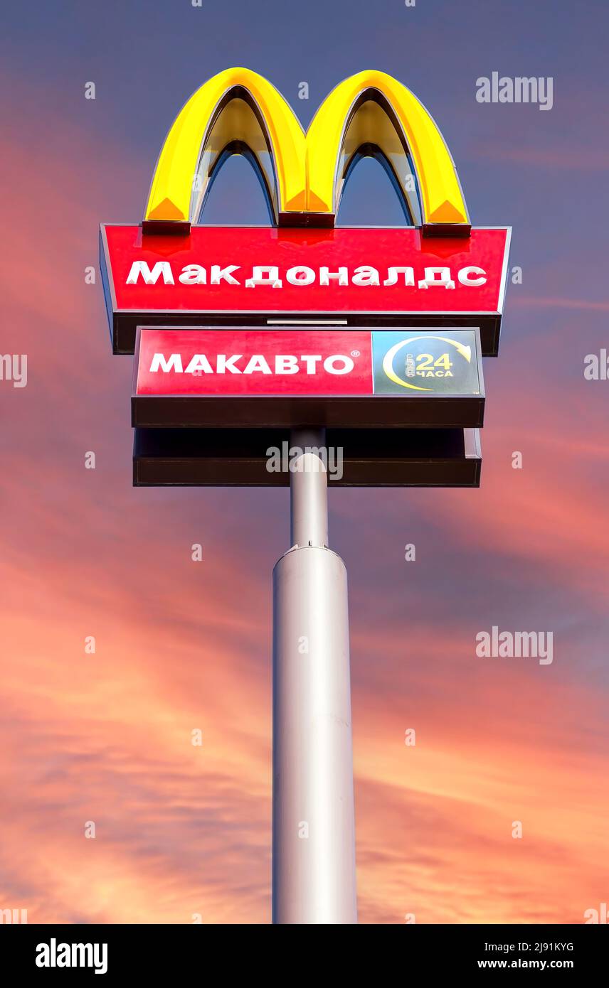 Samara, Russland - 8. Mai 2022: McDonald's-Logo auf einer Stange vor dem Hintergrund des Sonnenuntergangs am Himmel. McDonald's ist die weltweit größte Hamburger-Fast-Kette Stockfoto