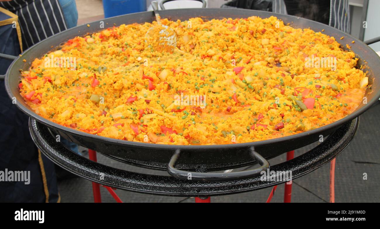 Ein großes Gericht aus frisch zubereiteter, farbenfroher Paella. Stockfoto