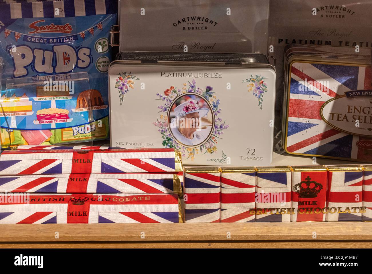 Platinum Jubilee Souvenir-Tees und Lebensmittel, die in einem Hofladen verkauft werden, Mai 2022, England, Großbritannien Stockfoto