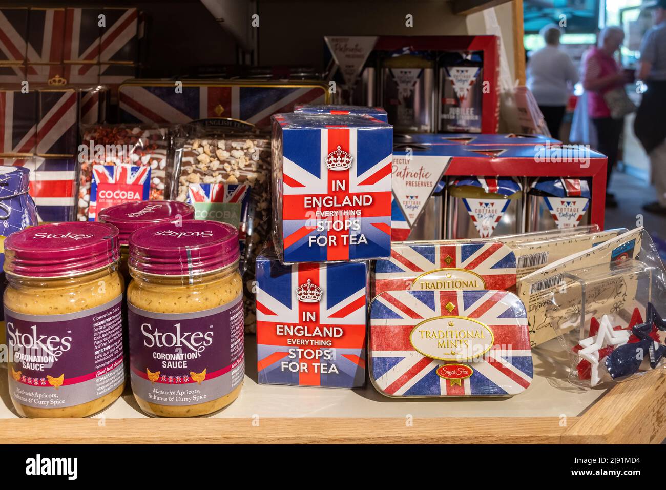 Platinum Jubilee Souvenir-Tees und Lebensmittel, die in einem Hofladen verkauft werden, Mai 2022, England, Großbritannien Stockfoto