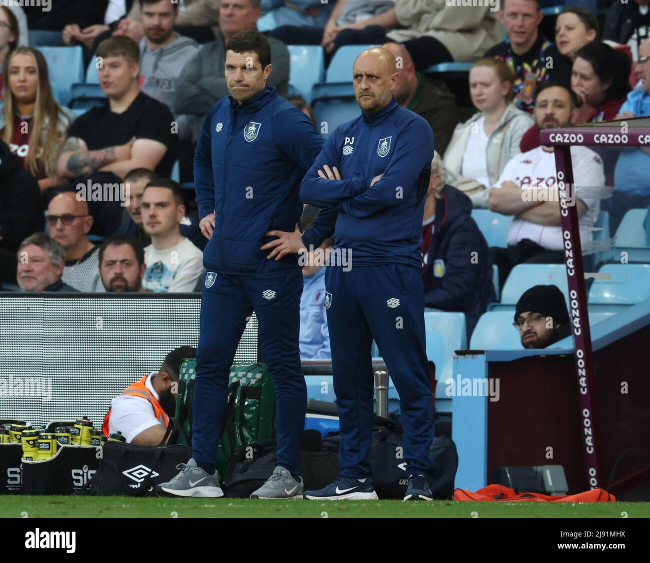 Birmingham, England, 19.. Mai 2022. Mike Jackson Manager von Burnley (l) während des Spiels der Premier League in Villa Park, Birmingham. Bildnachweis sollte lauten: Darren Staples / Sportimage Stockfoto