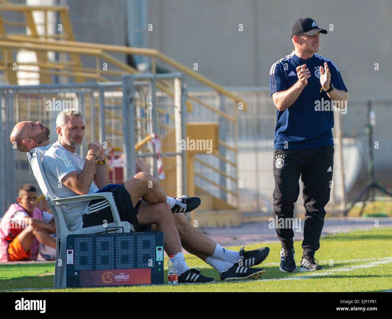 Rishon Lezion, Israel. 19.. Mai 2022. Fußball, U17 Junioren: Europameisterschaft, Luxemburg-Deutschland, Vorrunde, Gruppe A, Rishon Lezion, Israel. Deutschlands Trainer Marc-Patrick Meister (r) am Rande. Quelle: Berney Ardov/dpa/Alamy Live News Stockfoto