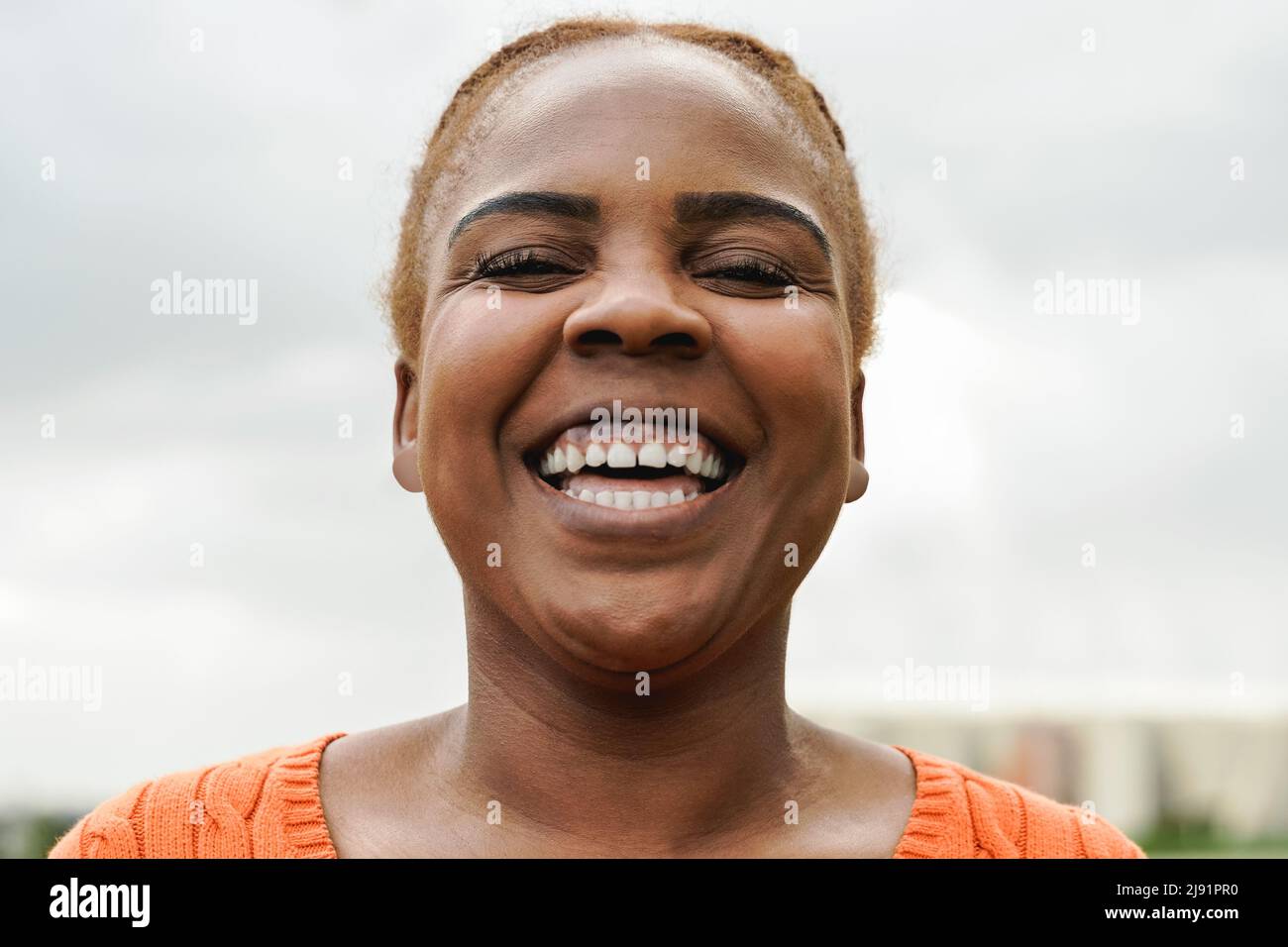 Kurvige afrikanische junge Frau lächelnde Frau - Fokus auf Augen Stockfoto