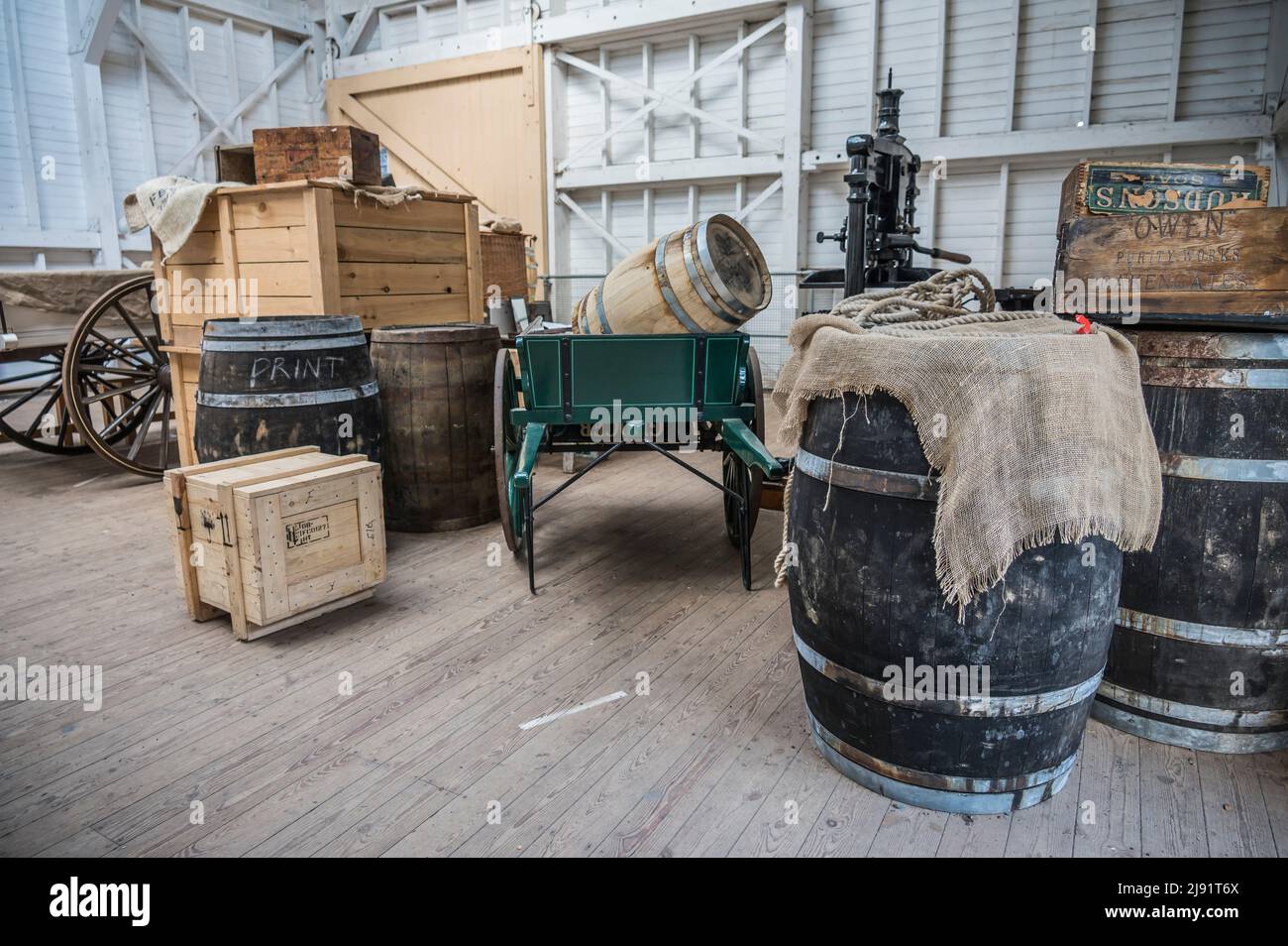 Farbenfrohes Bild des Gebäudes des Eisenbahnwarenladens aus der viktorianischen Zeit im 1900 Blists Hill Victorian Town Living Museum Stockfoto