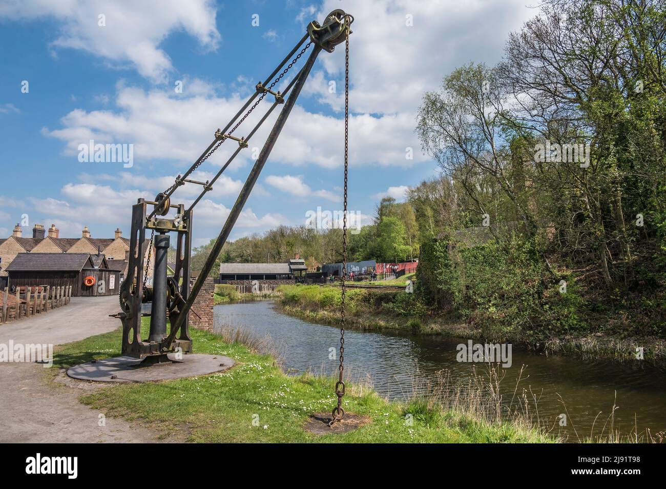 Farbenfrohes Bild einer verlassenen manuellen Güteraufzug-Winde am Kanal in der 1900 Blists Hill Victorian Town Stockfoto