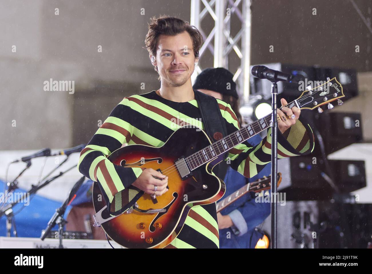 NEW YORK - MAI 19: Sänger Harry Styles tritt am 19. Mai 2022 in New York City auf der "TODAY" Show von NBC auf dem Rockefeller Plaza auf. Stockfoto