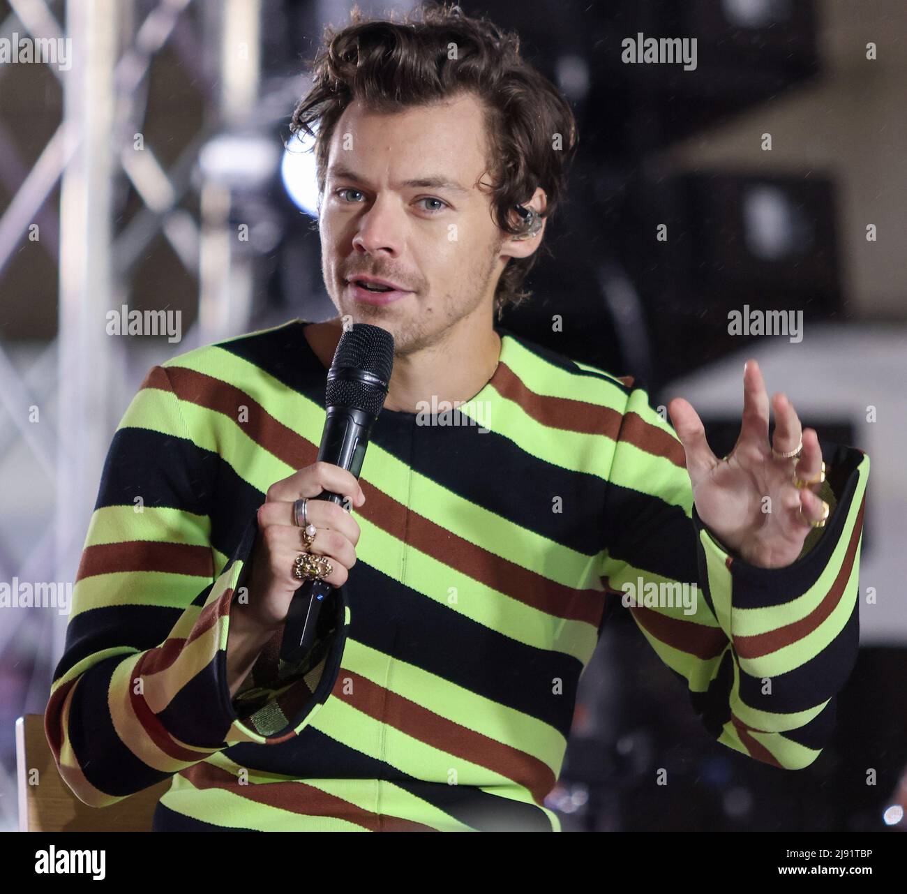 NEW YORK - MAI 19: Sänger Harry Styles auf der Bühne während der NBC 'TODAY' Show am Rockefeller Plaza am 19. Mai 2022 in New York City. Stockfoto