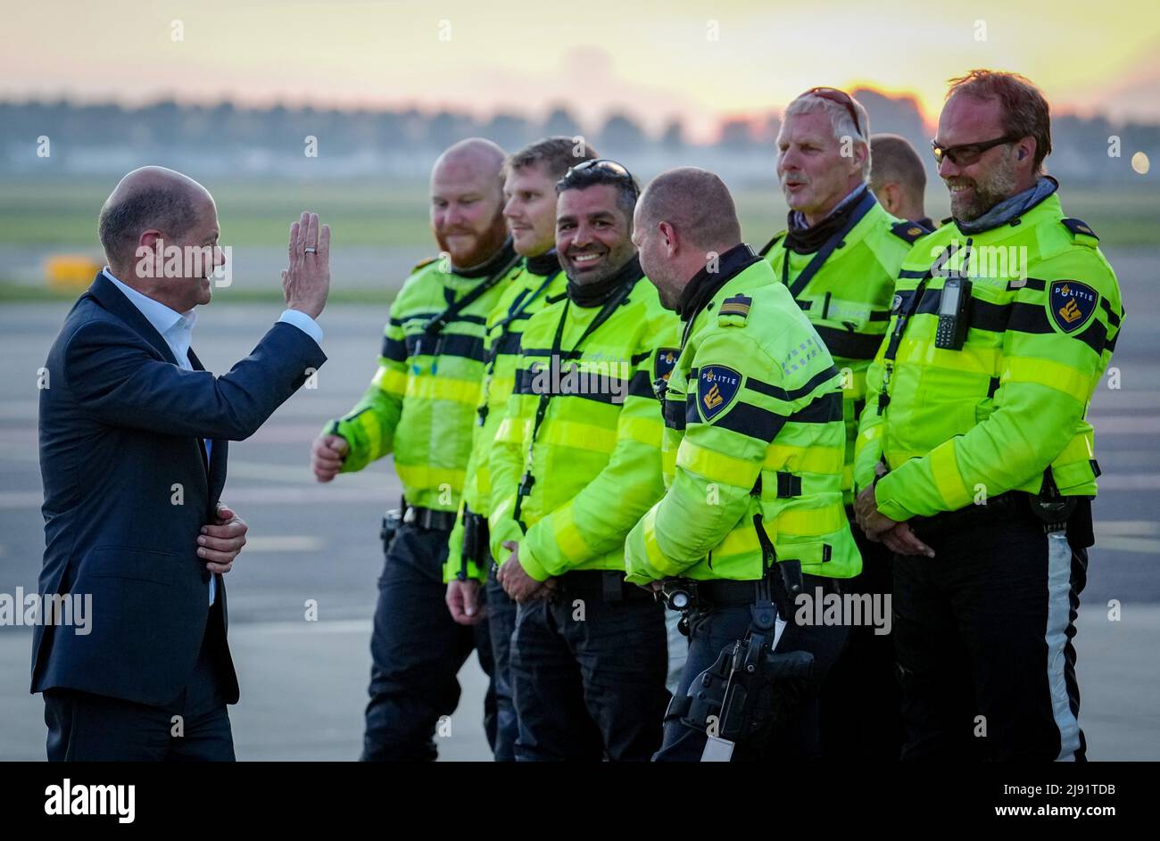 Amsterdam, Niederlande. 19.. Mai 2022. Bundeskanzler Olaf Scholz (SPD) sagt Auf Wiedersehen nach seinem Besuch in Den Haag vor der begleitenden Motorradstaffel vor dem Airbus A340 der Luftwaffe am Amsterdamer Flughafen Schiphol. Quelle: Kay Nietfeld/dpa/Alamy Live News Stockfoto