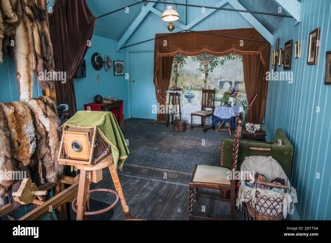 Farbenfrohe Bilder im Atelier des örtlichen Fotografen-Shops während der viktorianischen Zeit von 1900 im Blins Hill Victorian Town Living Museum Stockfoto