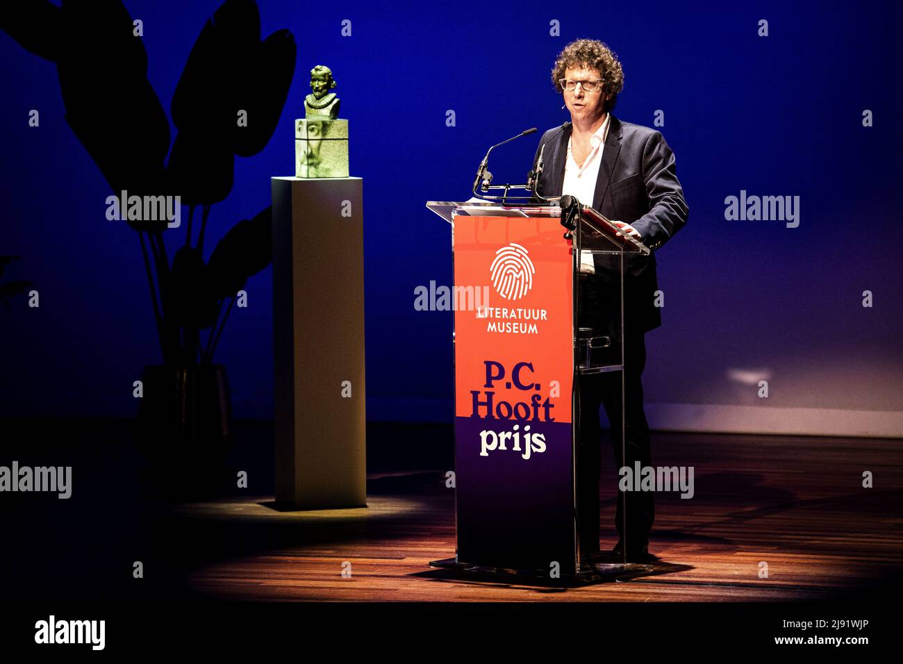 2022-05-19 21:19:14 DEN HAAG - Arnon Grunberg erhält den PC Hooft Prize für Prosa im Theater Diligentia, einen Oeuvre-Preis von 60.000 Euro. Grunberg hat nach Ansicht der Jury einen immensen Beitrag zur niederländischen Literatur geleistet. ANP RAMON VAN FLYMEN niederlande Out - belgien Out Stockfoto