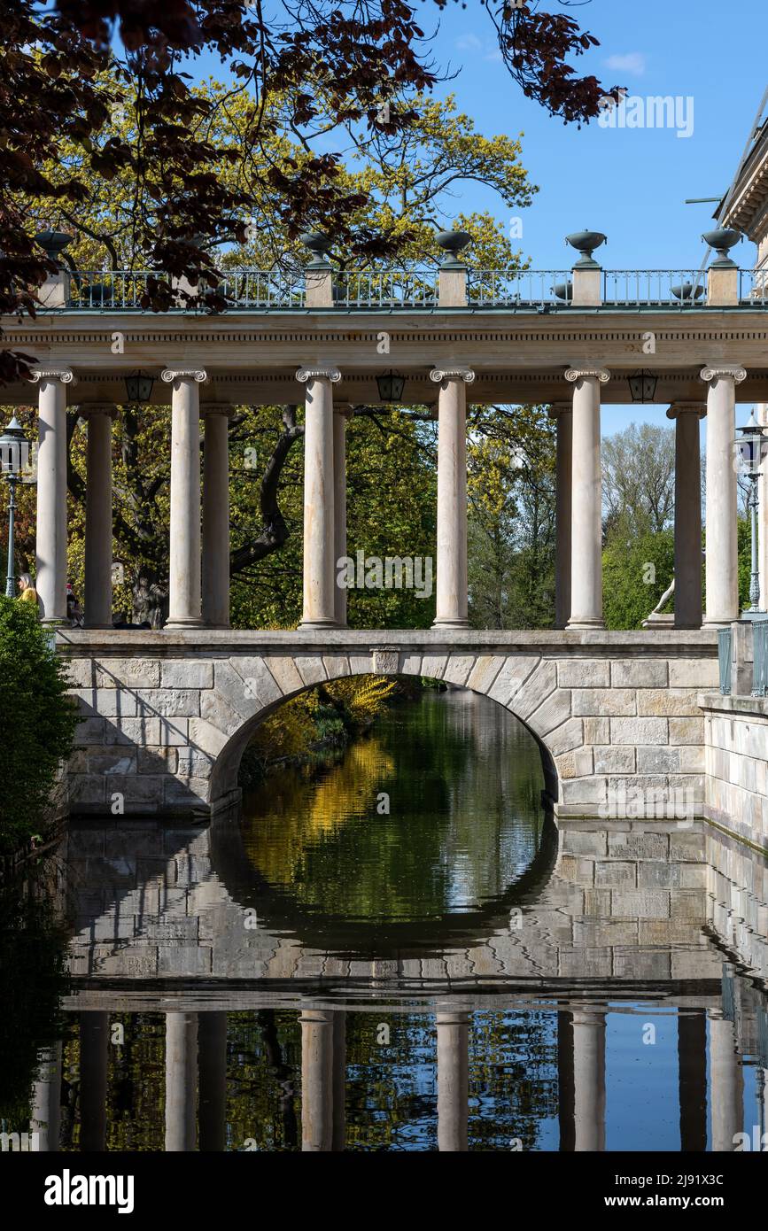 Brücke mit antiken Säulen und einem Portikus über den Kanal. Stockfoto