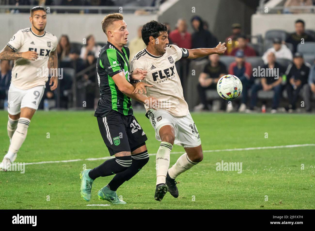 Der LAFC-Stürmer Carlos Vela (10) schützt sich vor dem FC Austin-Verteidiger Žan Kolmanič (23), der am Mittwoch, den 18. Mai 2022, bei der Banc in Besitz genommen wurde Stockfoto