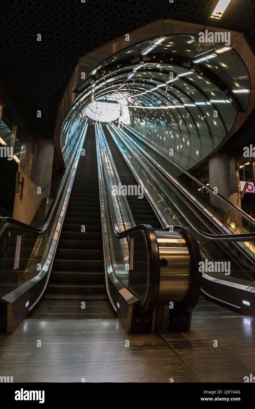Rolltreppe in der U-Bahn. Ansicht von unten nach oben. Stockfoto