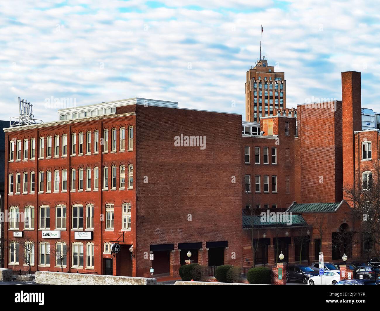 Syracuse, New York, USA. 19.Mai 2022. Blick auf die ehemalige Nettleton Shoe Company, ein lokales Wahrzeichen im Stadtzentrum von Syracuse, NY, das jetzt in Nettleton renoviert wurde Stockfoto