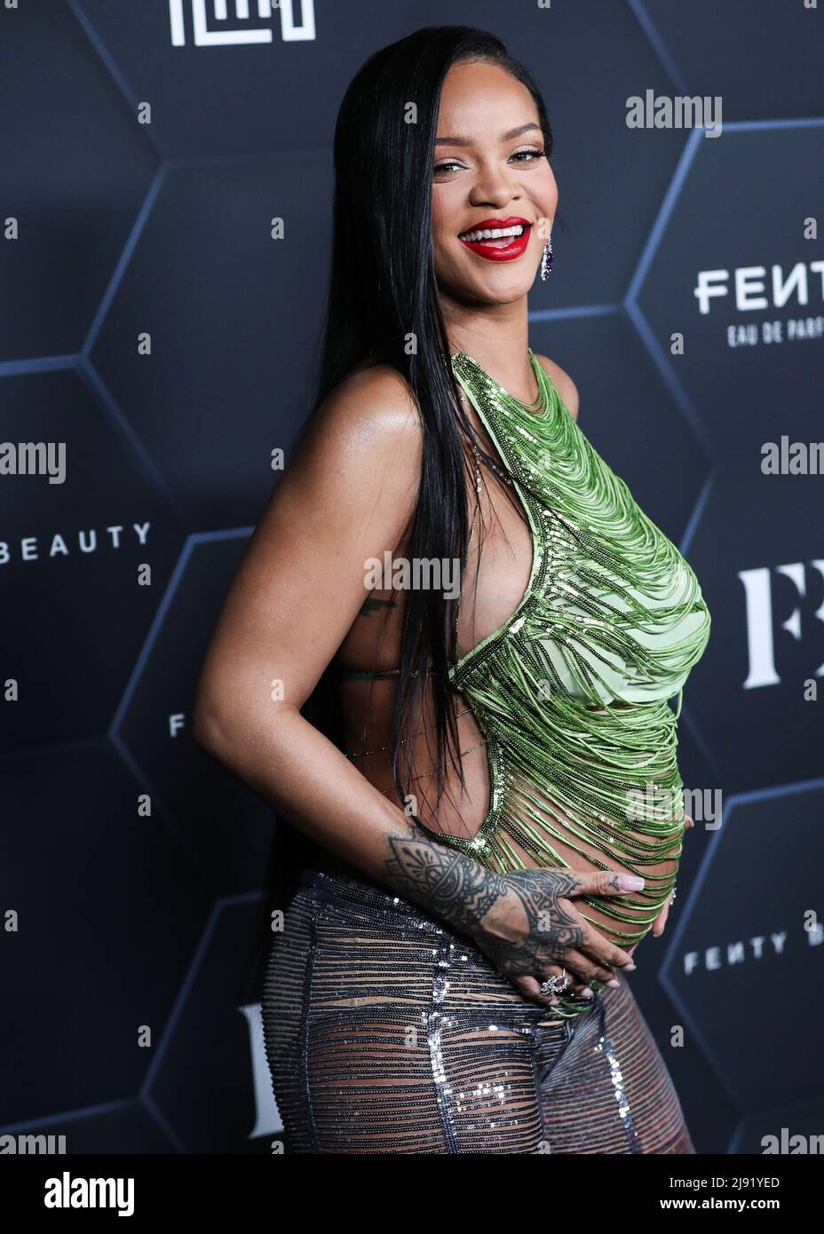 (DATEI) Rihanna gibt First Baby mit A-AP Rocky Geburt. Rihanna und A-Dollar-AP Rocky begrüßten am 13. Mai offiziell ihr erstes Kind zusammen, wie mehrere Verkaufsstellen bestätigt haben. Der Sänger soll in Los Angeles einen Jungen geboren haben. HOLLYWOOD, LOS ANGELES, KALIFORNIEN, USA - 11. FEBRUAR: Die Barbados-Sängerin Rihanna (Robyn Rihanna Fenty NH), die das Attico trägt, kommt bei der Fenty Beauty and Fenty Skin-Veranstaltung von Rihanna an, die am 11. Februar 2022 in den Goya Studios in Hollywood, Los Angeles, Kalifornien, USA, stattfindet. (Foto von Xavier Collin/Image Press Agency) Stockfoto